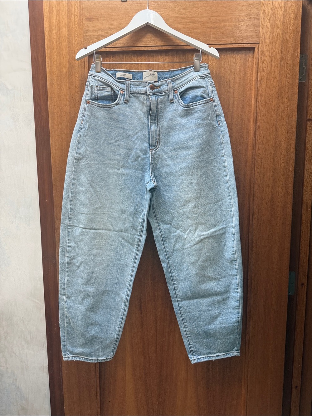 2 pairs of Universal Thread Women’s Boyfriend Jeans in Dark Blue and Light Blue - Picture 3 of 3